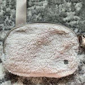 Lululemon everywhere belt bag